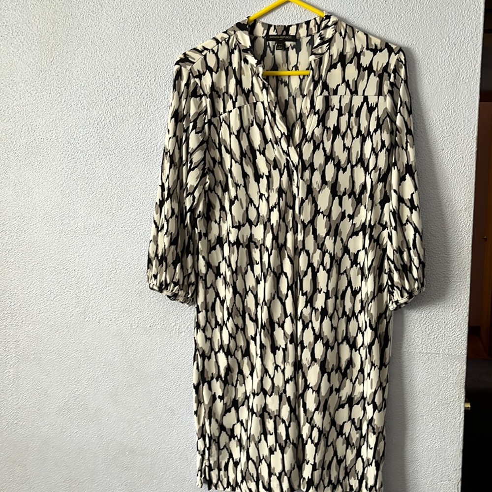 Banana republic black/ white / gray dress w/ LOTS OF STRETCH 3/4 length sleeves